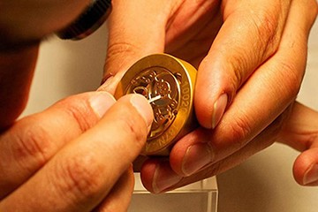 西安欧米茄三问手表售后维修电话