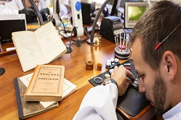 石英西安欧米茄刚换电池又坏了